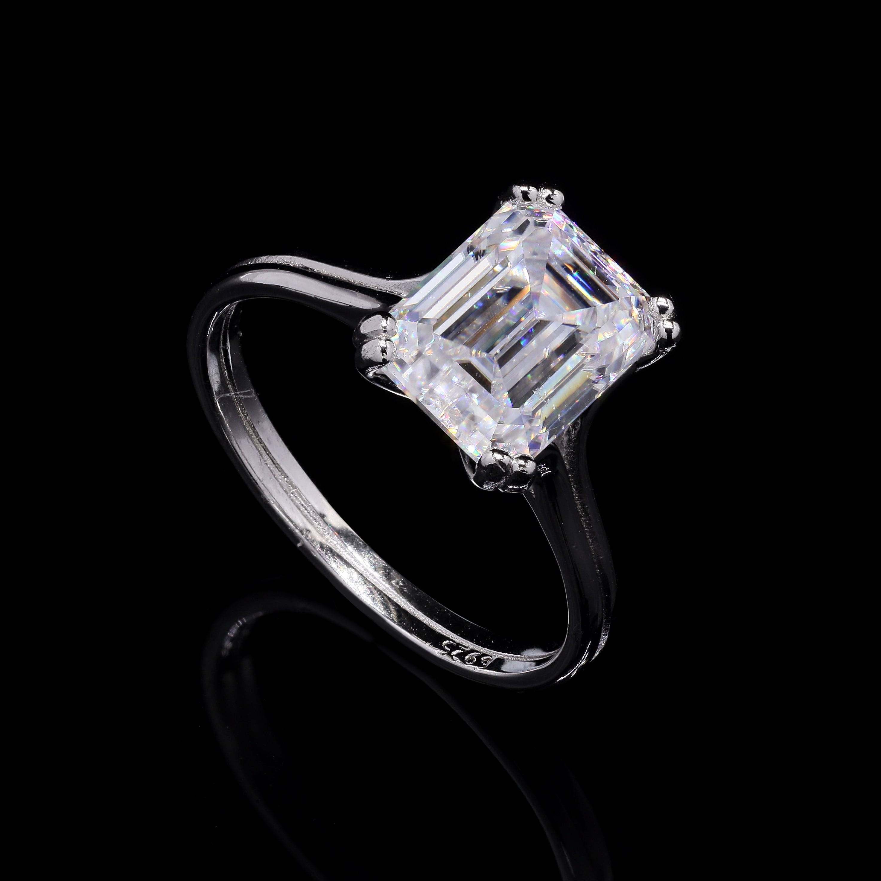 Timeless Elegance 3.0ct Moissanite Solitaire Ring – Emerald Cut Classic Design