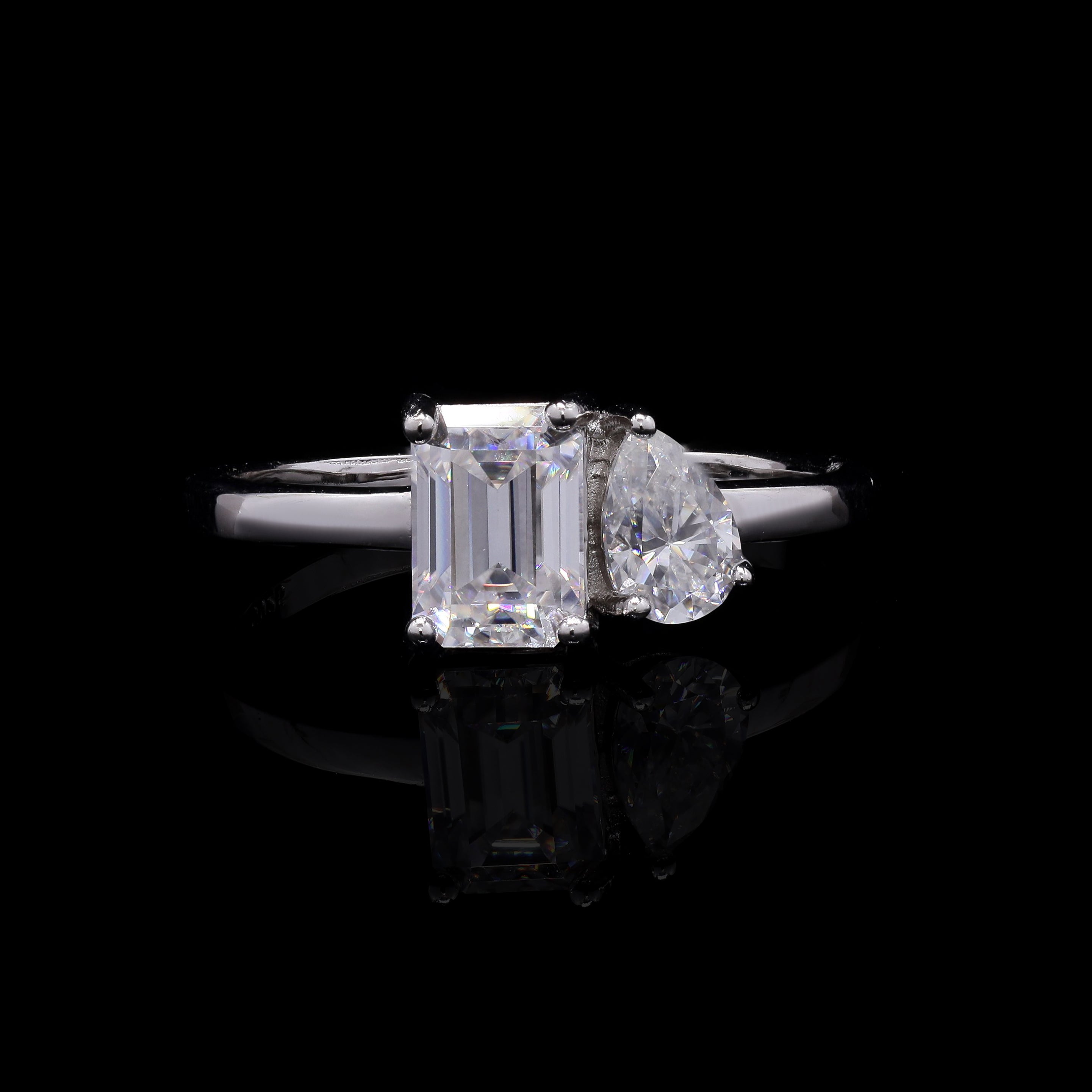 Twin Brilliance 1.5ct Moissanite Toi et Moi Ring – Emerald &amp; Pear Cut Design