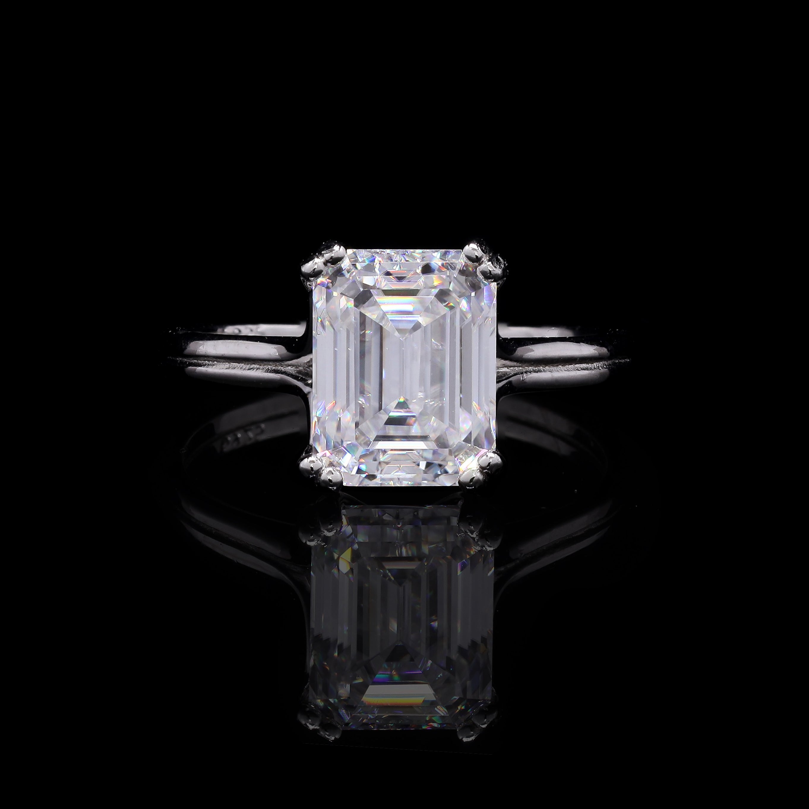 Timeless Elegance 3.0ct Moissanite Solitaire Ring – Emerald Cut Classic Design